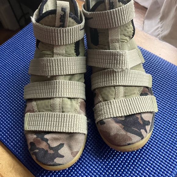 Clearance Sale Nike High Top Sneaker - Picture 2 of 7